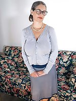 Feisty mature whore shows her skills