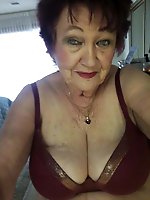 Hot mature strumpet posing naked