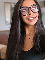 Awesome-looking babe is posing fully naked