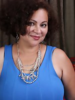 Big American mama playing with herself