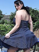 Chubby british housewife shows off her naughty side