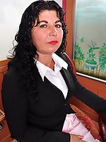 Hairy latin mature lady getting wet